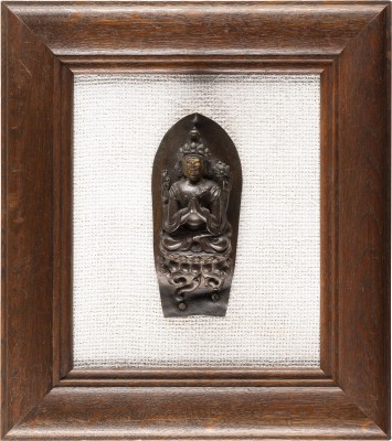 Bild EIN LOTUSBLÜTENBLATT MIT FIGUR VON SHADAKSHARI LOKESHVARA AUS BRONZE
