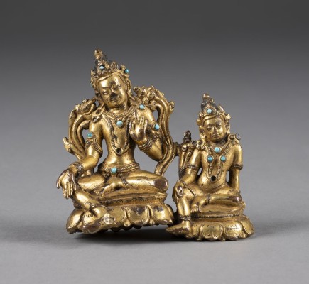 Bild EINE VERGOLDETE SITZENDE FIGUR DER GRÜNEN TARA AUS BRONZE