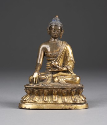 Bild EINE VERGOLDETE SITZENDE FIGUR VON SHAKYAMUNI AUS BRONZE