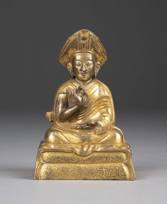 Auktion <br>EINE VERGOLDETE SITZENDE FIGUR VON CHANGKYA ROLPAI DORJE AUS BRONZE