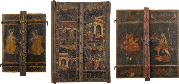 Auktion <br>DREI POLYCHROM BEMALTE FENSTERLÄDEN AUS HOLZ