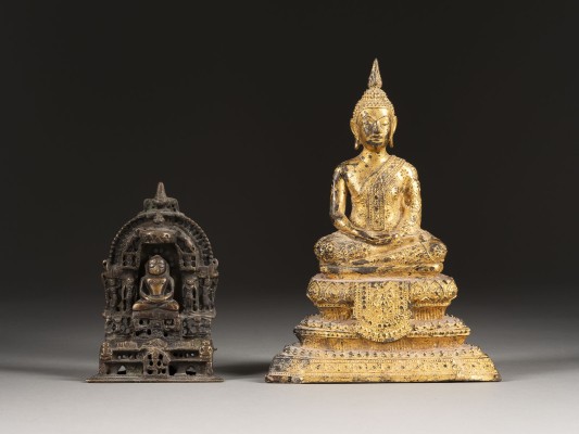 Picture EIN KLEINER JAIN-ALTAR AUS BRONZE UND EINE SITZENDE FIGUR VON BUDDHA AUS BRONZE