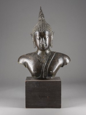 Picture EINE GROSSE BÜSTE VON BUDDHA IM SUKHOTHAI-STIL AUS BRONZE