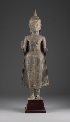 Picture EINE STEHENDE FIGUR VON BUDDHA AUS BRONZE