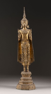 Bild EINE VERGOLDETE STEHENDE FIGUR VON BUDDHA AUS BRONZE