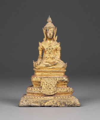 Bild EINE VERGOLDETE SITZENDE FIGUR VON BUDDHA AUS BRONZE