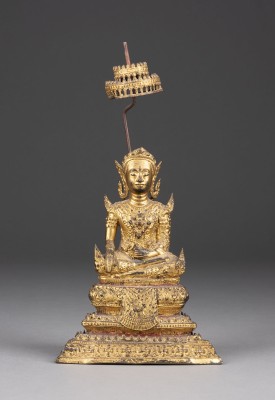 Picture EINE VERGOLDETE SITZENDE FIGUR VON BUDDHA AUS BRONZE MIT BALDACHIN