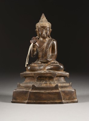 Bild EINE SITZENDE FIGUR VON BUDDHA AUS BRONZE