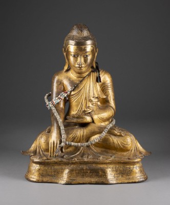 Bild EINE VERGOLDETE SITZENDE FIGUR VON BUDDHA AUS BRONZE