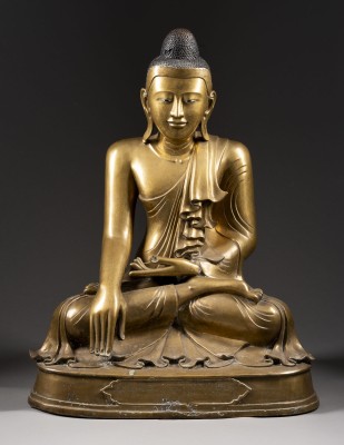 Auktion <br>EINE MONUMENTALE SITZENDE FIGUR VON BUDDHA AUS BRONZE