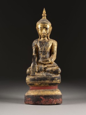 Bild EINE SITZENDE FIGUR VON BUDDHA AUS LACKIERTEM HOLZ