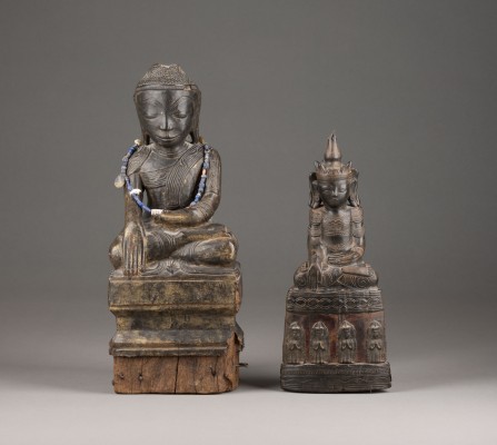 Auction <br>ZWEI SITZENDE FIGUREN VON BUDDHA AUS LACKIERTEM HOLZ