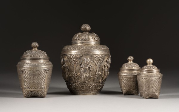 Auction <br>VIER SILBERNE DECKELDOSEN