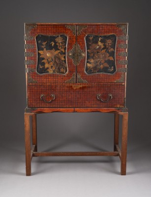 Auction <br>EIN LACKIERTES INTARSIERTES KABINETT AUS HOLZ
