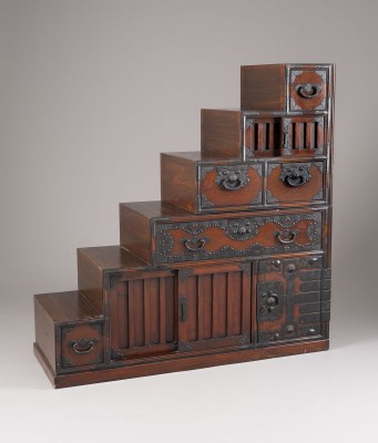 Auktion <br>EIN TREPPEN-TANSU AUS HOLZ