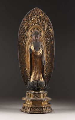 Picture EINE VERGOLDETE STEHENDE FIGUR VON AMIDA BUDDHA AUS HOLZ