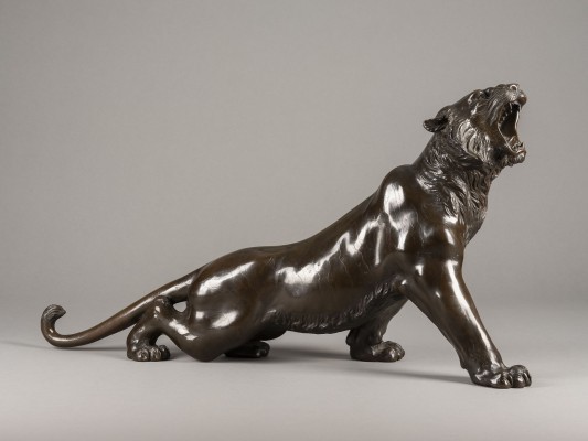Auction <br>EIN GROSSES OKIMONO EINES BRÜLLENDEN TIGER AUS BRONZE