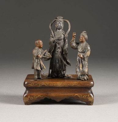 Picture EIN OKIMONO VON KANNON MIT BEGLEITERN AUS BRONZE