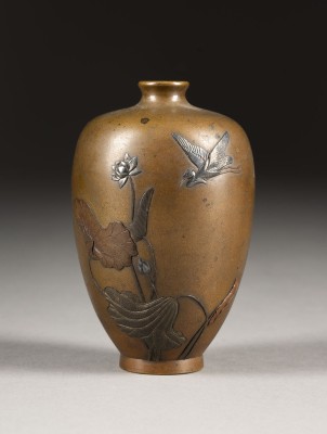 Auction <br>EINE KLEINE EINGELEGTE VASE AUS BRONZE