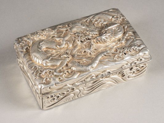 Bild EINE DECKELSCHACHTEL MIT DRACHENMUSTER IN RELIEF AUS SILBER