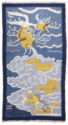 Picture EIN TEPPICH AUS WOLLE MIT DARSTELLUNG VON KARPFEN UND DRACHEN