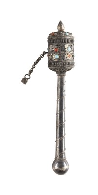 Picture EINE KLEINE GEBETSMÜHLE AUS SILBER MIT STEINEINLAGEN