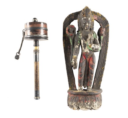 Picture EINE GEBETSMÜHLE UND EINE HOLZGESCHNITZTE STEHENDE FIGUR VON TARA