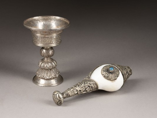 Picture EINE BUTTERLAMPE AUS SILBER UND EIN MONTIERTES SHANKHA