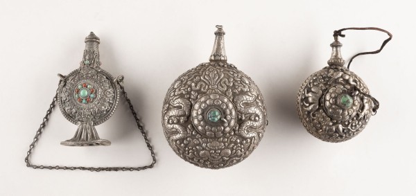 Picture ZWEI SILBERMONTIERTE UND EIN WEITERES SNUFFBOTTLES AUS KUPFERLEGIERUNG