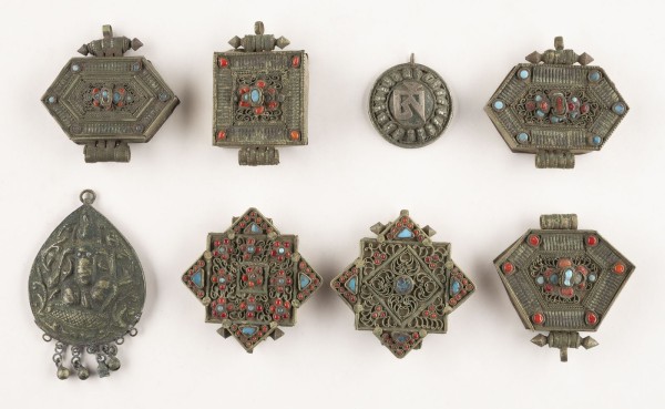 Auktion <br>EIN ACHTTEILIGES KONVOLUT VON EINGELEGTEN GAUS UND AMULETTEN
