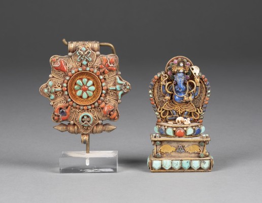 Bild EIN ALTAR VON GANESHA AUS SILBER UND EIN GAU AUS SILBER MIT STEINEINLAGEN
