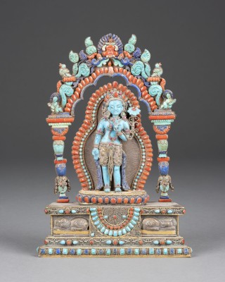 Bild EINE FIGUR VON TARA AUS TÜRKIS AUF EINEM SOCKEL MIT STEINEINLAGEN AUS SILBER