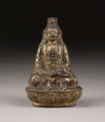 Picture EINE KLEINE VERGOLDETE SITZENDE FIGUR VON GUANYIN AUS BRONZE