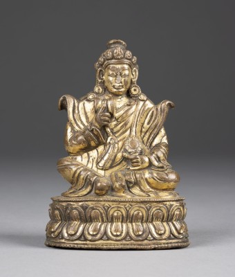 Picture EINE VERGOLDETE SITZENDE FIGUR VON PADMASAMBHAVA AUS BRONZE