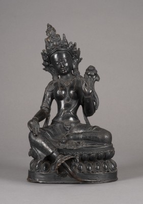 Bild EINE SITZENDE STATUE DER GRÜNEN TARA AUS BRONZE
