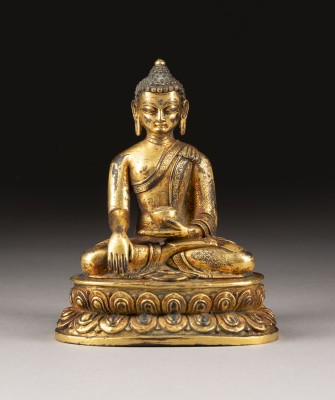Auction <br>EINE VERGOLDETE SITZENDE FIGUR VON SHAKYAMUNI AUS BRONZE