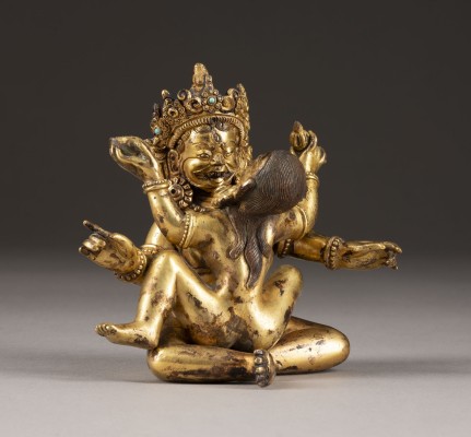Auktion <br>EINE VERGOLDETE FIGUR EINER TIBETISCHEN GOTTHEIT IN YAB-YUM AUS BRONZE