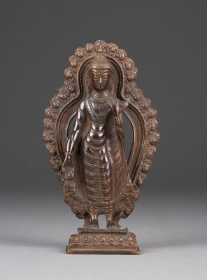 Picture EINE STEHENDE FIGUR VON SHAKYAMUNI MIT NIMBUS AUS BRONZE
