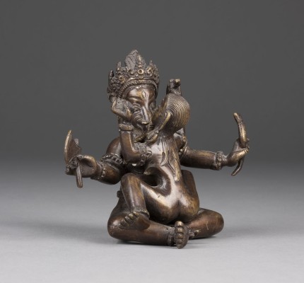 Picture EINE SITZENDE FIGUR VON GANAPATI MIT GEFÄHRTIN AUS BRONZE