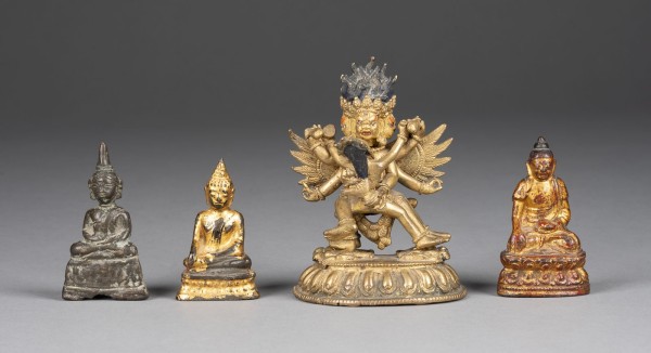 Bild VIER MINIATURFIGUREN VON BUDDHA BZW. GOTTHEIT AUS BRONZE