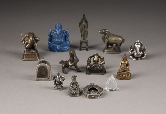 Picture EIN DREIZEHNTEILIGES KONVOLUT VON HINDU- UND BUDDHISTISCHER MINIATURFIGUREN