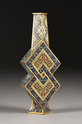 Auktion <br>EINE CLOISONNÉ EMAILLE DOPPELRAUTENFÖRMIGE VASE
