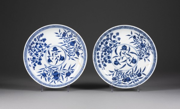 Auction <br>ZWEI BLAU-WEISSE TELLER MIT SANDUO-DARSTELLUNG