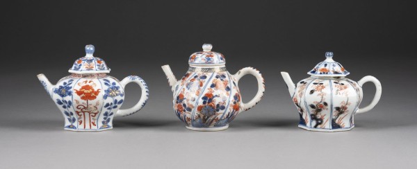 Bild DREI KLEINE IMARI KANNEN