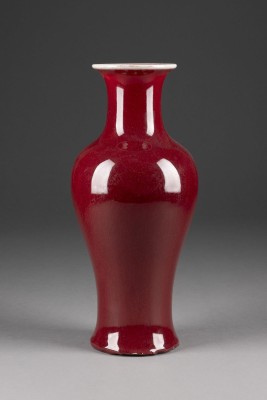 Bild EINE ROTGLASIERTE BALUSTERVASE IM LANGYAO-STIL