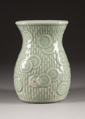 Auktion <br>EINE SELADONE VASE IN FORM EINES BAMBUSKORBES