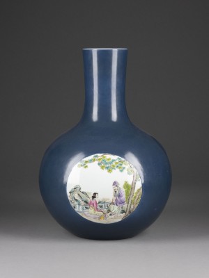 Auktion <br>EINE BLAUGRUNDIGE FAMILLE ROSE FLASCHENVASE