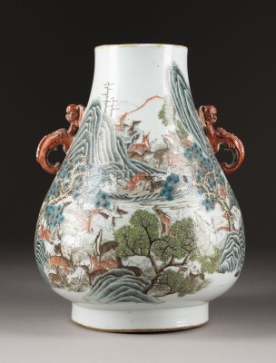 Auction <br>EINE FAMILLE ROSE VASE MIT DARSTELLUNG VON HIRSCHEN