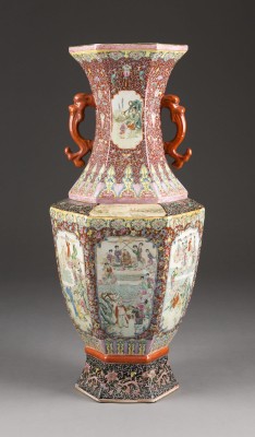 Auction <br>EINE GROßE POLYCHROME BODENVASE MIT FIGURENDARSTELLUNG
