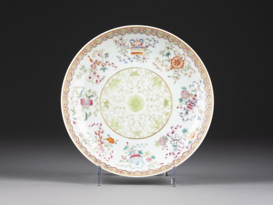 Auction <br>EIN FAMILLE ROSE TELLER MIT BAJIXIANG-DARSTELLUNG